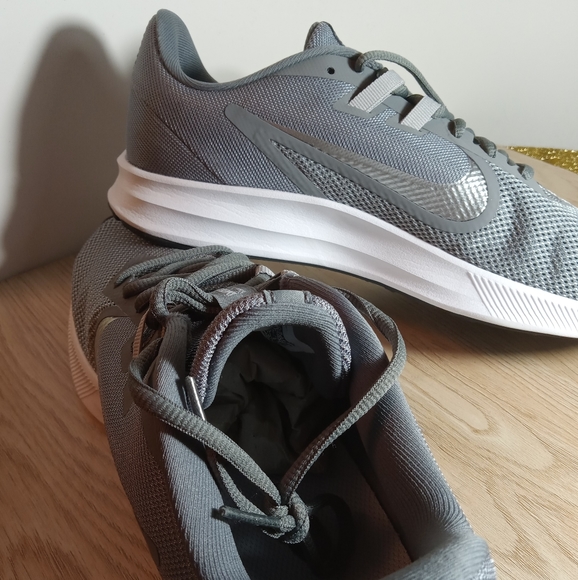 NWT Nike Women's size 12 Running Shoes in Sparkling Silver! - Picture 8 of 15